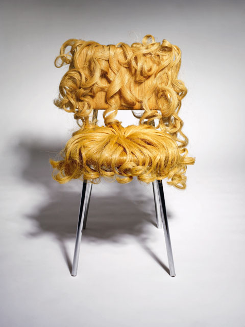 Sedia Pretty Pretty Barbarina, con seduta in legno, gambe in metallo e rivestimento in capelli sintetici biondi con boccoli, design Dejana Kabiljo, autoproduzione.
